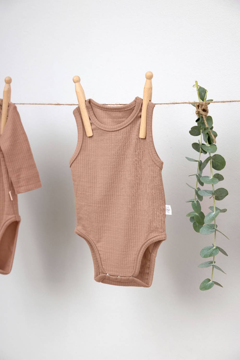 Lässig Baby Body - Ärmellos gerippt, Hellbraun Räumungsverkauf