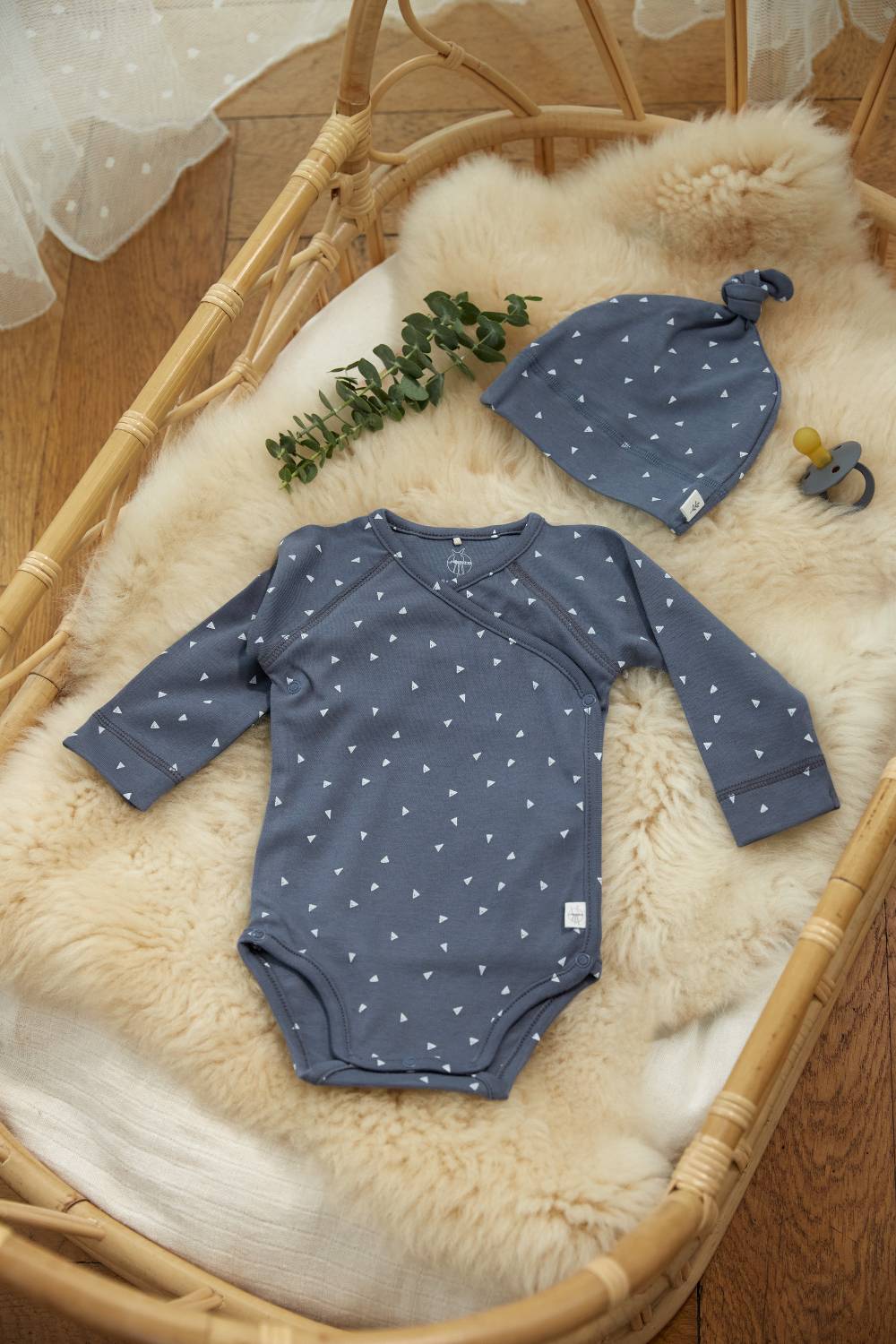 Lässig Baby Wickelbody langarm - Bio Baumwolle, Dreiecke, Blau Online Outlet