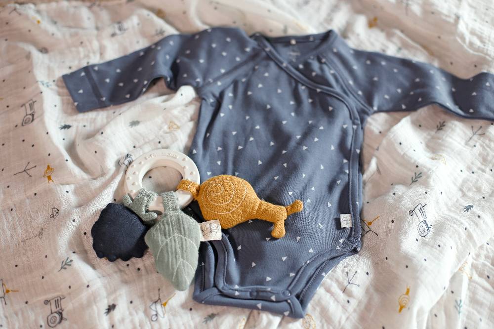 Lässig Baby Wickelbody langarm - Bio Baumwolle, Dreiecke, Blau Online Outlet