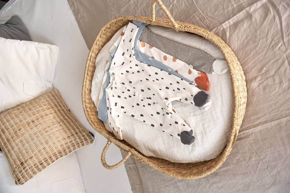 Lässig Baby Schlafanzug mit Füßen - Bio Baumwolle, Big Dots, Weiß Exklusive Angebote