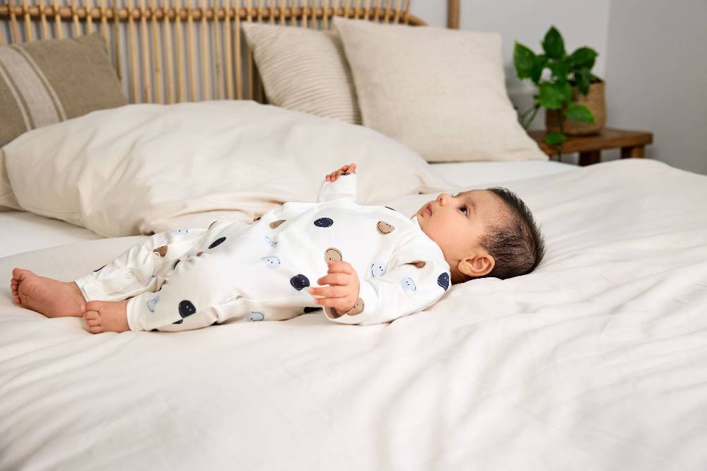 Lässig Baby Schlafoverall - Bio Baumwolle, Smile, Milky Tägliche Deals