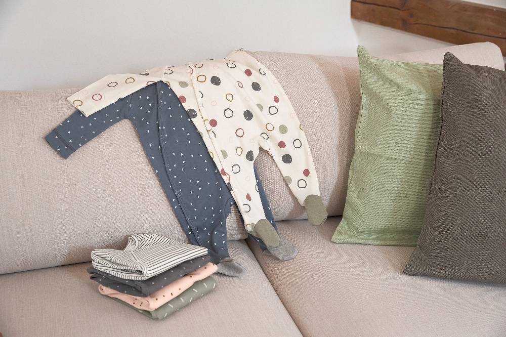 Lässig Baby Schlafanzug mit Füßen - Bio Baumwolle, Spots, Anthrazit Zeitbegrenzte Promotion