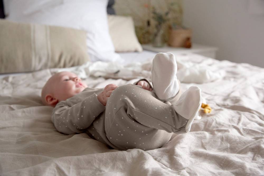 Lässig Baby Schlafanzug mit Füßen - Bio Baumwolle, Sprinkle, taupe Cyber Monday