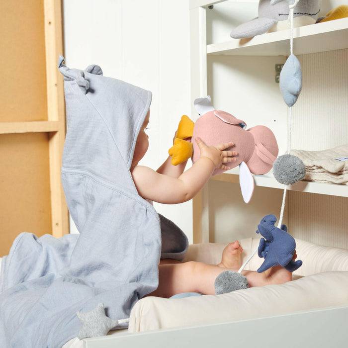 Nordic Coast Company Spieluhr Baby Pinguin Rosa Letzter Tag
