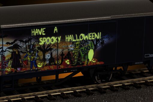 Piko Gedeckter Güterwagen "Halloween" Artikelnummer: 27704 Angebote