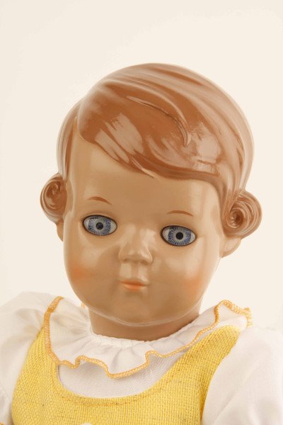 Schildkröt Manufaktur Puppe Inge 34 cm braune Malhaare, blaue Augen, Dirndl gelb/grün Räumungsverkauf