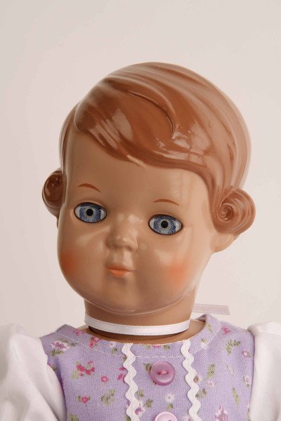 Schildkröt Manufaktur Puppe Inge 34 cm braune Malhaare, blaue Augen, Dirndl lila Bis zu 50% Rabatt