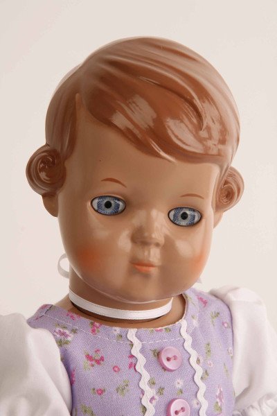 Schildkröt Manufaktur Puppe Inge 34 cm braune Malhaare, blaue Augen, Dirndl lila Bis zu 50% Rabatt