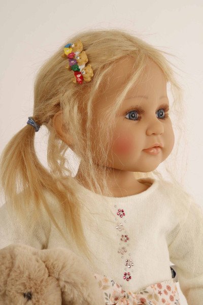 Schildkröt Manufaktur Puppe Johanna von Brigitte Paetsch 70 cm sitzend, blonde Haare, Kleidung weiß/rose Nur für heute