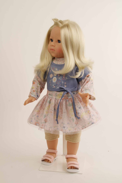 Schildkröt Manufaktur Stehpuppe Elli 52 cm blonde Haare, blaue Schlafaugen, Blumenkleidung Sonderangebot der Fabrik