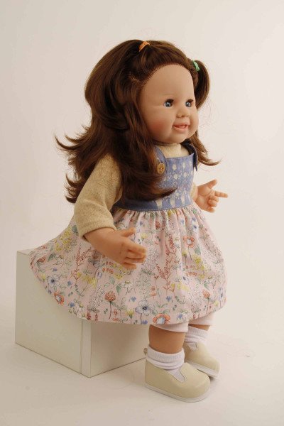 Schildkröt Manufaktur Puppe Klara 52 cm braune Haare, blaue Schlafaugen, Blumenkleidung Super Rabatt