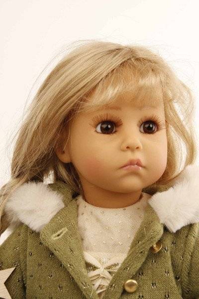 Schildkröt Manufaktur Puppe Elena sitzend 53 cm von Sybille Sauer blonde Haare, Winterkleidung gold/grün Günstig kaufen