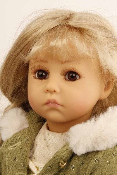 Schildkröt Manufaktur Puppe Elena sitzend 53 cm von Sybille Sauer blonde Haare, Winterkleidung gold/grün Günstig kaufen