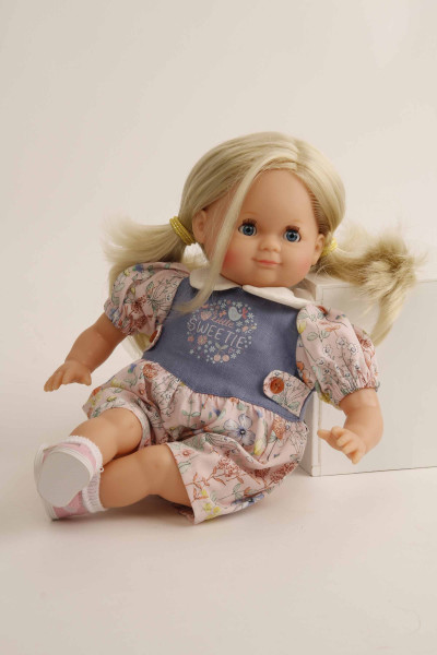 Schildkröt Manufaktur Puppe Schlummerle 32 cm blonde Haare, blaue Schlafaugen, Blumenoverall Exklusivangebot
