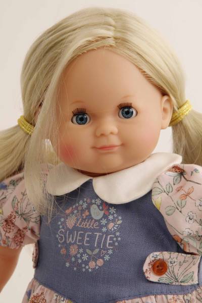 Schildkröt Manufaktur Puppe Schlummerle 32 cm blonde Haare, blaue Schlafaugen, Blumenoverall Exklusivangebot