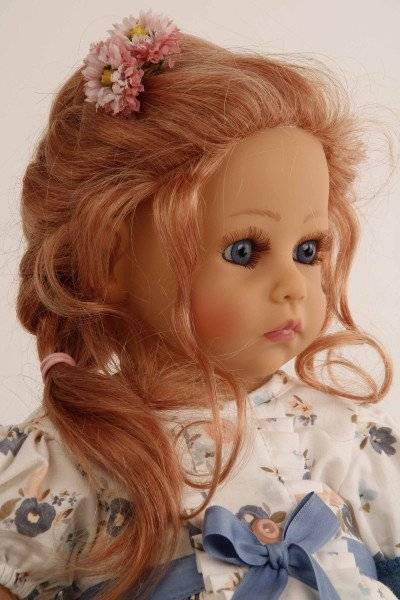 Schildkröt Manufaktur Puppe Elena sitzend 53 cm von Sybille Sauer rote Haare, festliches Kleid in blau/weiss Fabrikladen