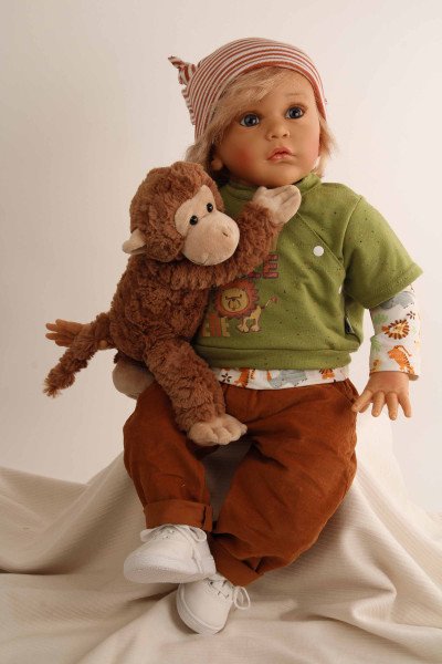 Schildkröt Manufaktur Puppe Aaron 60 cm von Gudrun Legler, blonde Haare, Kleidung Dschungel Verkauf