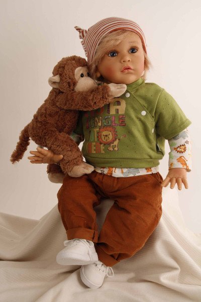 Schildkröt Manufaktur Puppe Aaron 60 cm von Gudrun Legler, blonde Haare, Kleidung Dschungel Verkauf