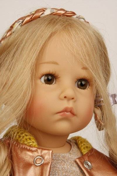 Schildkröt Manufaktur Puppe Elena sitzend 53 cm von Sybille Sauer blonde Haare, Kleiudng beige/braun/rotgold Kostenloser Versand international