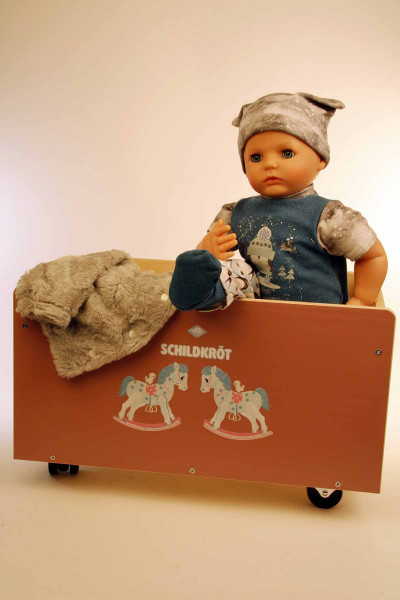 Schildkröt Manufaktur Puppe Peterle 52 cm mit Malhaar, blauen Schlafaugen, Pinguinkleidung Fabrikpreis