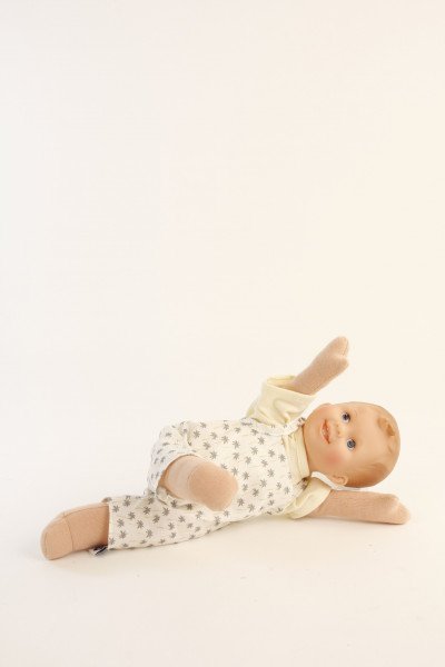 Schildkröt Manufaktur Puppe Löckchen 30 cm Malhaar, blaue Malaugen, Shirt gelb und Latzhose Online Outlet