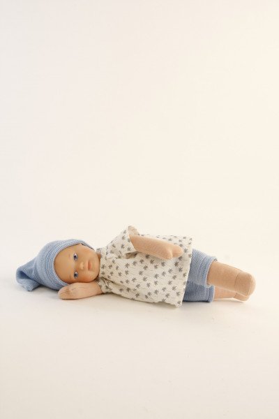 Schildkröt Manufaktur Puppe Schmuserle 30 cm Malhaar, blaue Malaugen, Kleidung blau/weiss mit Palmendruck Zeitlich begrenztes Angebot
