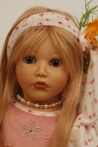 Schildkröt Manufaktur Puppe Carolina sitzend 53 cm von Sybille Sauer rotblonde Haare, Sommerkleid Sonderangebote