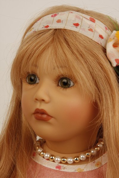 Schildkröt Manufaktur Puppe Carolina sitzend 53 cm von Sybille Sauer rotblonde Haare, Sommerkleid Sonderangebote