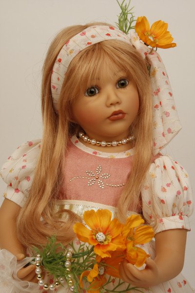 Schildkröt Manufaktur Puppe Carolina sitzend 53 cm von Sybille Sauer rotblonde Haare, Sommerkleid Sonderangebote