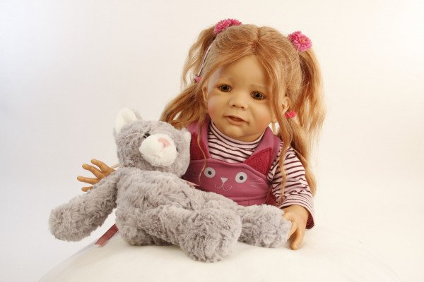 Schildkröt Manufaktur Puppe Femke 60 cm von Karola Wegerich rotblonde Haare, Kleidung Katze Clearance-Verkauf