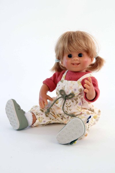 Schildkröt Manufaktur Puppe Müller-Wichtel Ida 25 cm blonde Haare, Blumenoverall zollfrei