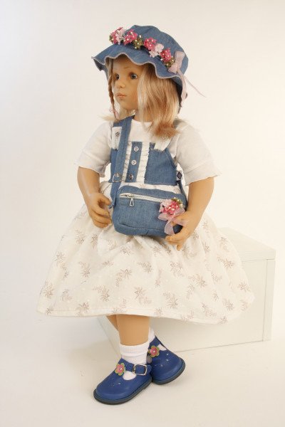 Schildkröt Manufaktur Puppe Alina sitzend von Sieglinde Frieske, blonde Haare, blaue Augen Kleidung blau/weiss Versandkostenfrei
