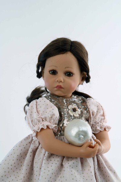 Schildkröt Manufaktur Puppe Elena sitzend 53 cm von Sybille Sauer braune Haare, festliches Kleid rose/rotgold Vatertagsangebot