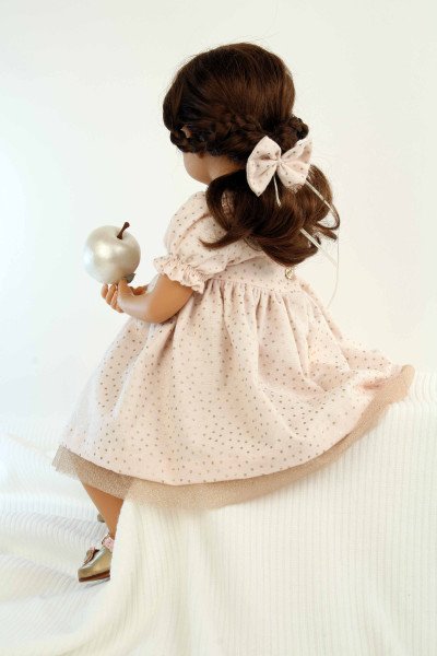 Schildkröt Manufaktur Puppe Elena sitzend 53 cm von Sybille Sauer braune Haare, festliches Kleid rose/rotgold Vatertagsangebot