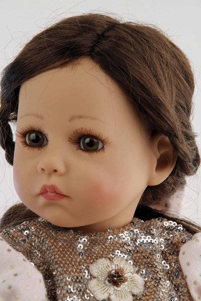 Schildkröt Manufaktur Puppe Elena sitzend 53 cm von Sybille Sauer braune Haare, festliches Kleid rose/rotgold Vatertagsangebot