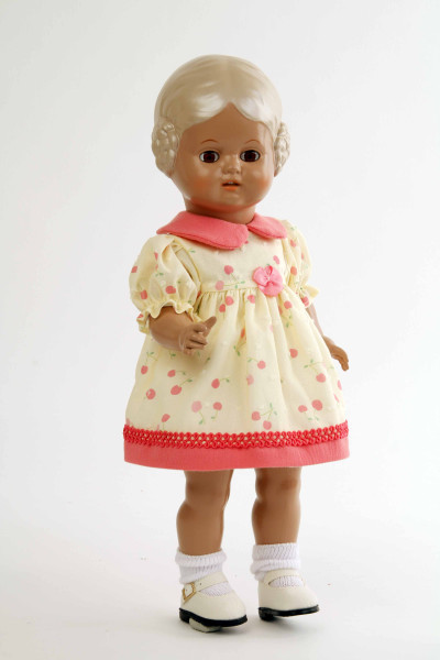 Schildkröt Manufaktur Puppe Bärbel 34 cm blonde Malhaare , braune Augen, Sommerkled Kirschen Valentinstagsangebot