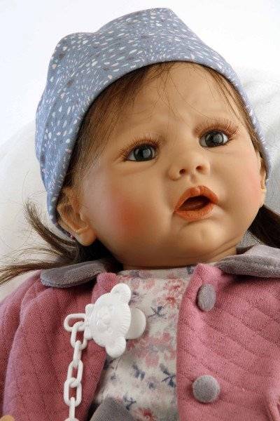 Schildkröt Manufaktur Baby Pina 52 cm von Karola Wegerich , braune Haare, Kleidung rose/grau/blau Lagerräumung