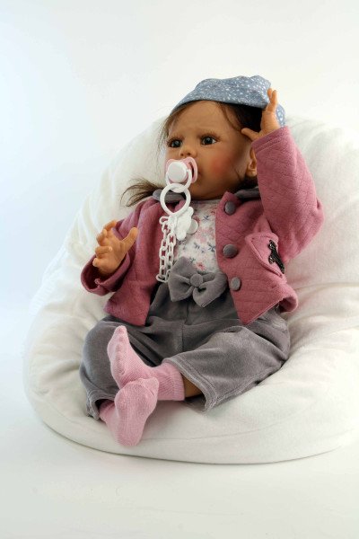 Schildkröt Manufaktur Baby Pina 52 cm von Karola Wegerich , braune Haare, Kleidung rose/grau/blau Lagerräumung