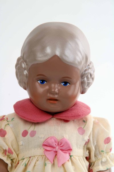 Schildkröt Manufaktur Puppe Bärbel 25 cm blonde Malhaare, blaue Malaugen, Sommerkled Kirschen Top Angebot