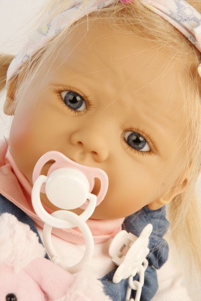 Schildkröt Manufaktur Baby Pina 52 cm von Karola Wegerich , blonde Haare, Kleidung weiss/blau/rose Blitzangebot