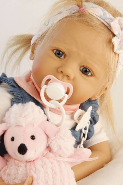 Schildkröt Manufaktur Baby Pina 52 cm von Karola Wegerich , blonde Haare, Kleidung weiss/blau/rose Blitzangebot