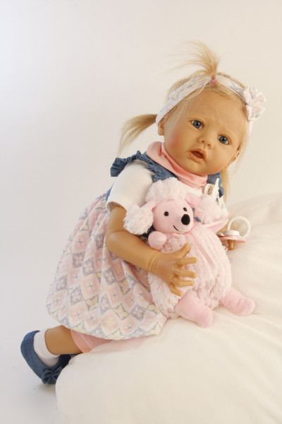 Schildkröt Manufaktur Baby Pina 52 cm von Karola Wegerich , blonde Haare, Kleidung weiss/blau/rose Blitzangebot