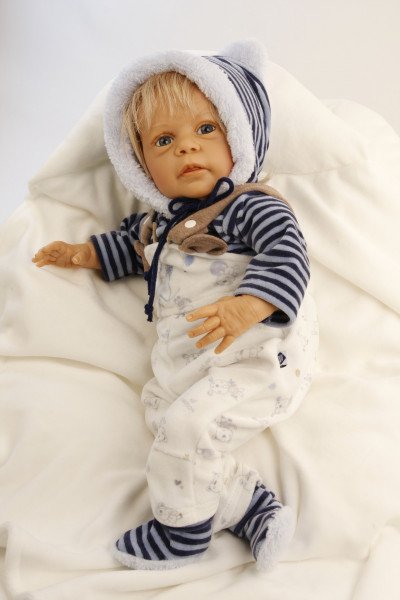 Schildkröt Manufaktur Puppe Leon 50 cm von Gudrun Legler blonde Haare, Kleidung blau/weiss Saisonale Angebote