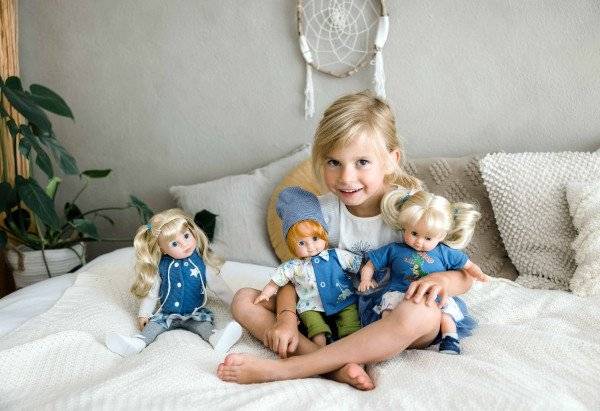 Schildkröt Manufaktur Puppe Schlummerle 32 cm blonde Haare, blaue Schlafaugen, Sommerkleidung Dino 2025