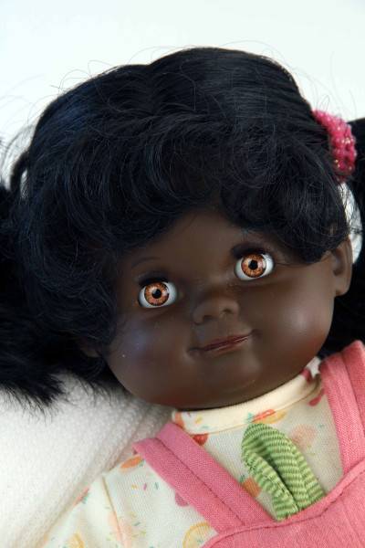 Schildkröt Manufaktur Puppe Schlummerle Gr. 32 schwarze Haare, braune Schlafaugen, Kleidung rose/gelb/grün Verkauf