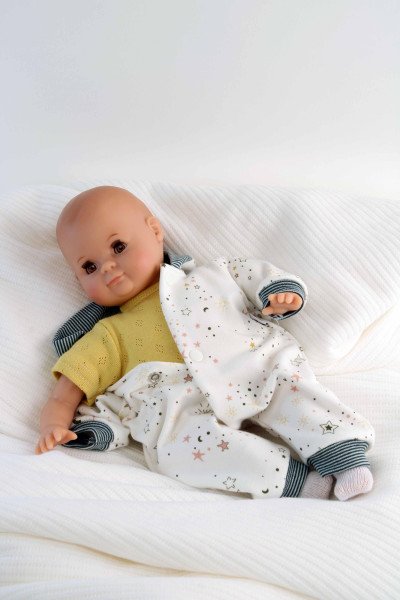 Schildkröt Manufaktur Puppe Schlummerle 32 cm mit Malhaar und braunen Schlafaugen, Overall weiß/blau im Angebot