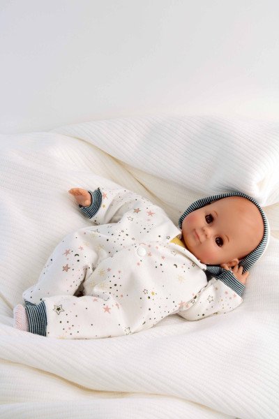 Schildkröt Manufaktur Puppe Schlummerle 32 cm mit Malhaar und braunen Schlafaugen, Overall weiß/blau im Angebot