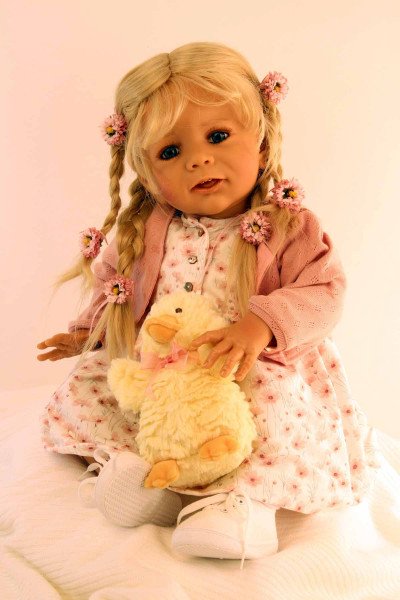 Schildkröt Manufaktur Puppe Femke 60 cm von Karola Wegerich blonde Haare, Kleidung rose/weiss Vierteljährliche Förderung