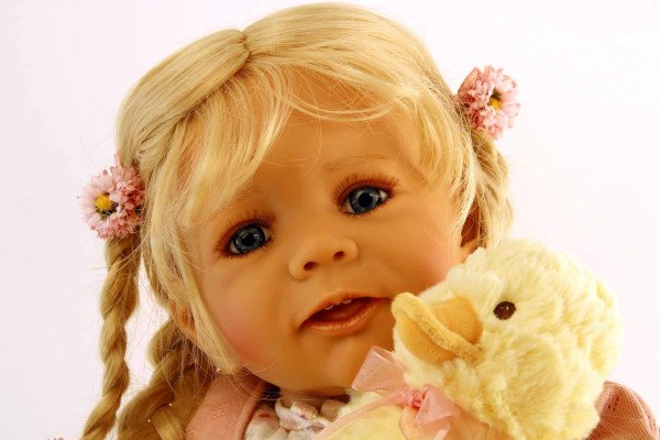 Schildkröt Manufaktur Puppe Femke 60 cm von Karola Wegerich blonde Haare, Kleidung rose/weiss Vierteljährliche Förderung