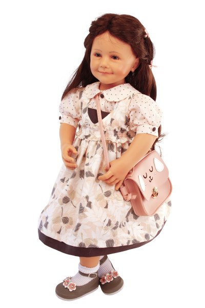 Schildkröt Manufaktur Puppe Jenny sitzend 65 cm von Sieglinde Frieske braune Haare, Kleidung weiss/rose/braun